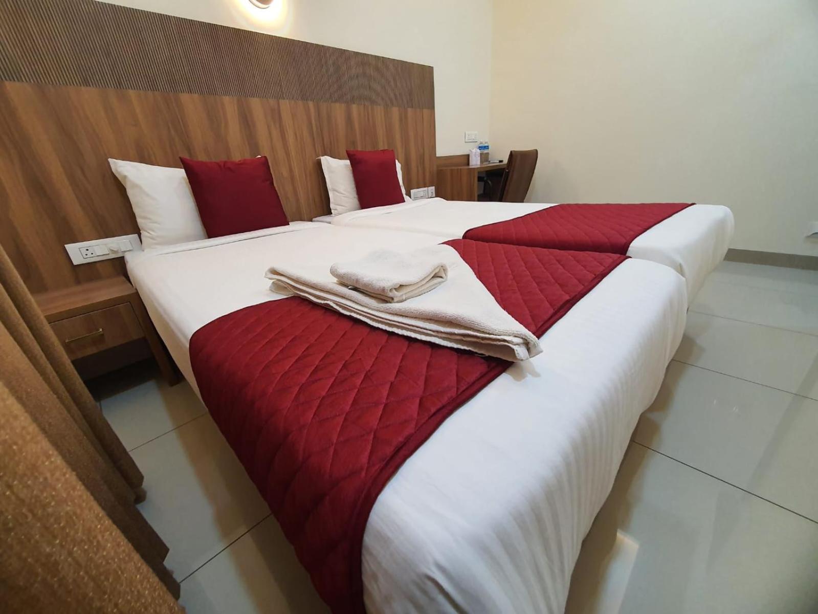 Hotel Deepakam Inn パルガート エクステリア 写真