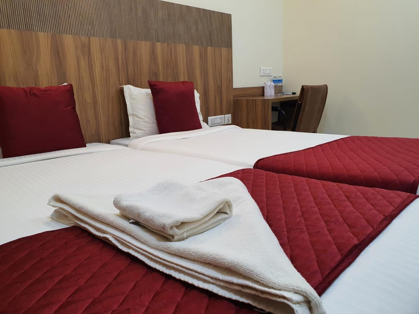 Hotel Deepakam Inn パルガート エクステリア 写真