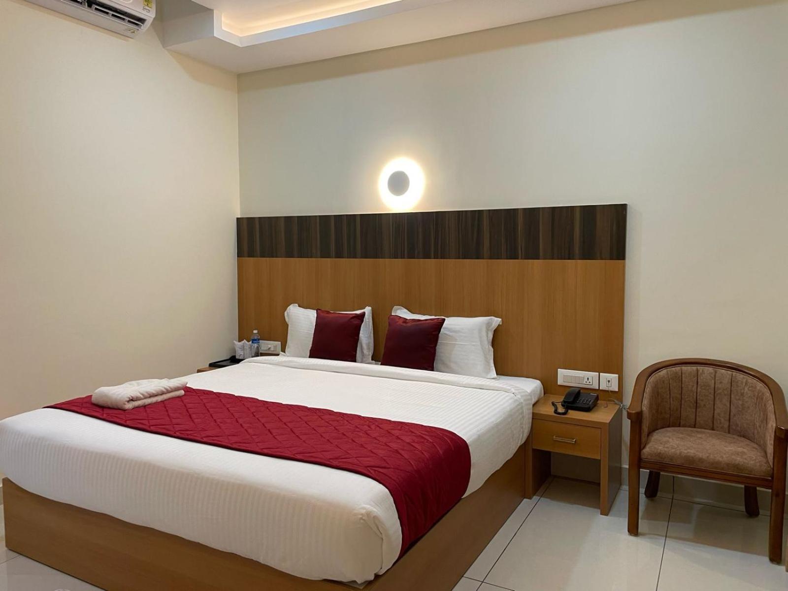 Hotel Deepakam Inn パルガート エクステリア 写真