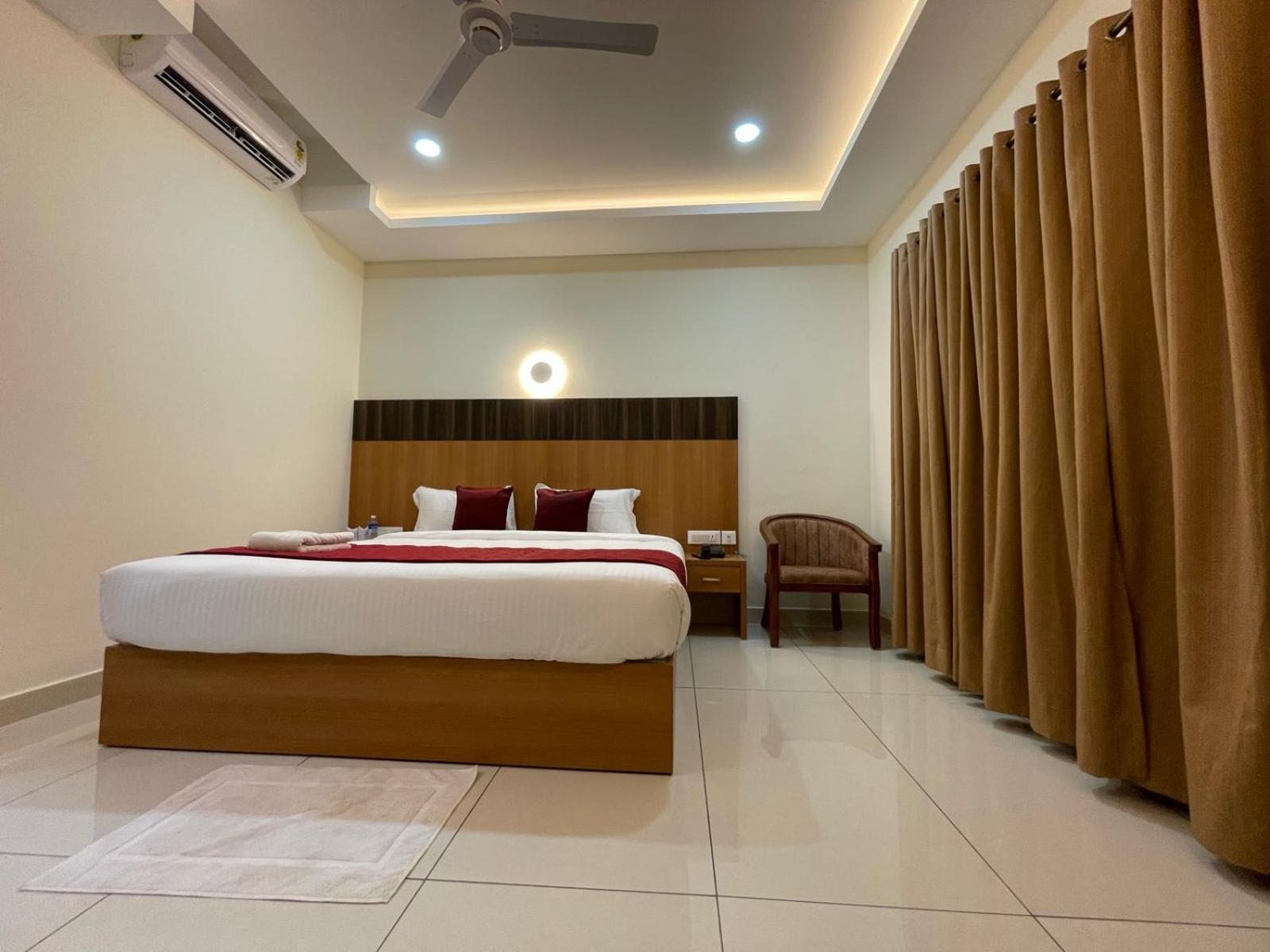Hotel Deepakam Inn パルガート エクステリア 写真