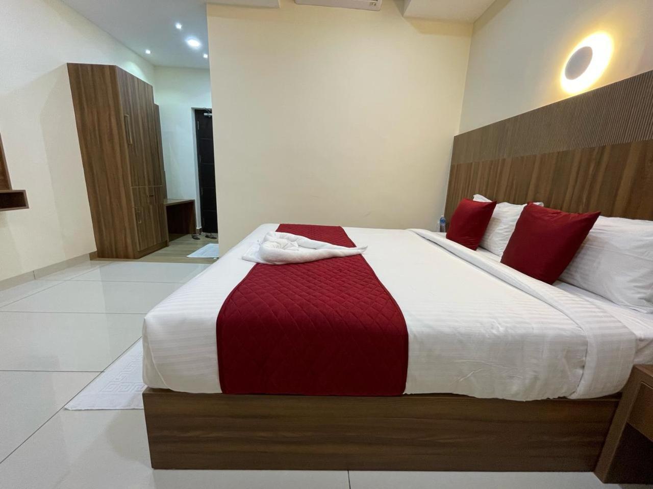 Hotel Deepakam Inn パルガート エクステリア 写真